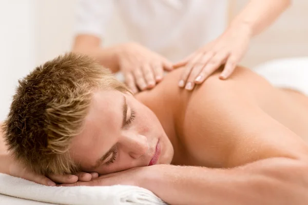 Homme Ayant Luxe Massage Dos Dans Centre Spa — Photo