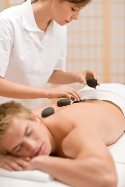 Stein Therapie Mann Bei Luxus Massage Wellnesszentrum — Stockfoto