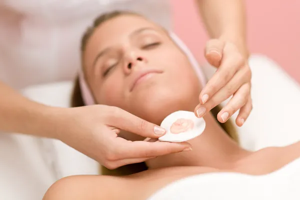 Arcápolás - nő kozmetikai kezelés — Stock Fotó