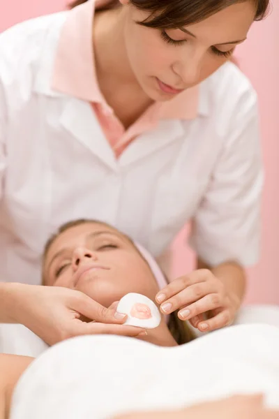 Pielęgnacja Twarzy Kobieta Kosmetyki Leczenie Salonie — Zdjęcie stockowe