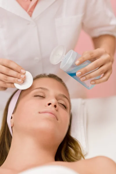 Huidverzorging - vrouw gezicht reinigen — Stockfoto