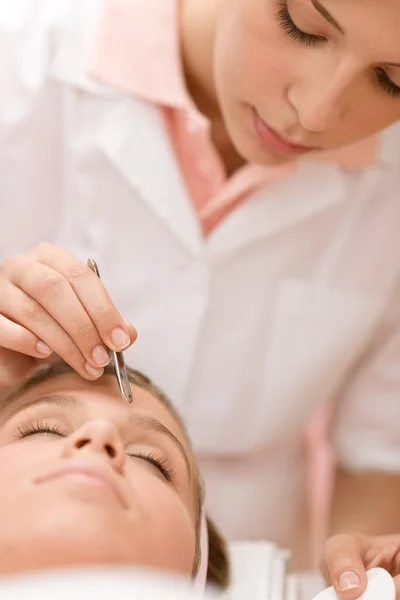 奢侈化妆品 面部护理 美容师使用镊子的女人 — 图库照片