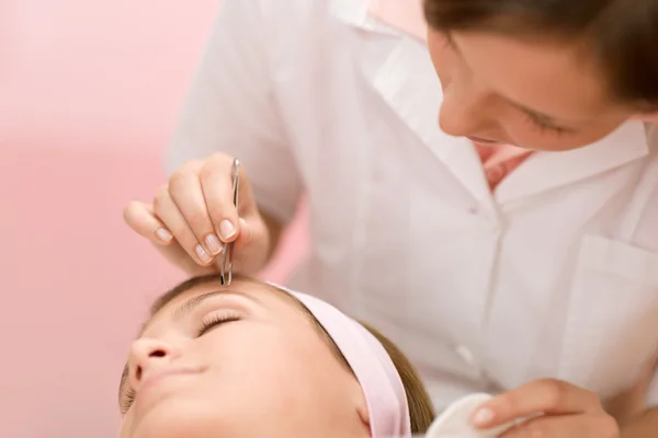 Använda pincett - kvinna med ansiktsbehandling — Stockfoto