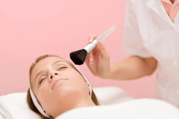Lyxig Ansiktsvård Kvinna Spasalong Med Kosmetolog Som Får Skönhetsbehandling — Stockfoto