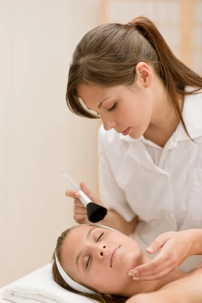 Ansiktsvård - kvinna i salong tillämpa pulver — Stockfoto
