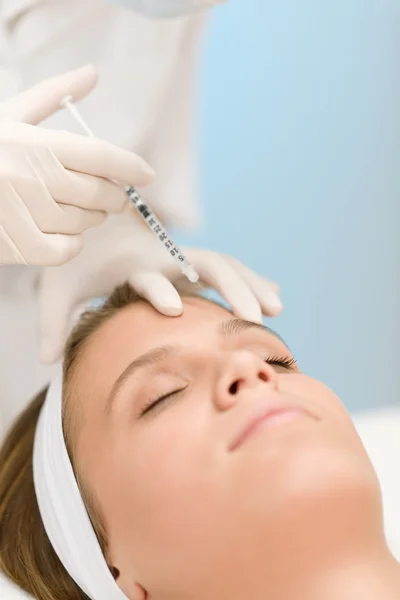 Botox injection - Woman in cosmetic medicine treatment — Stock Photo, Image