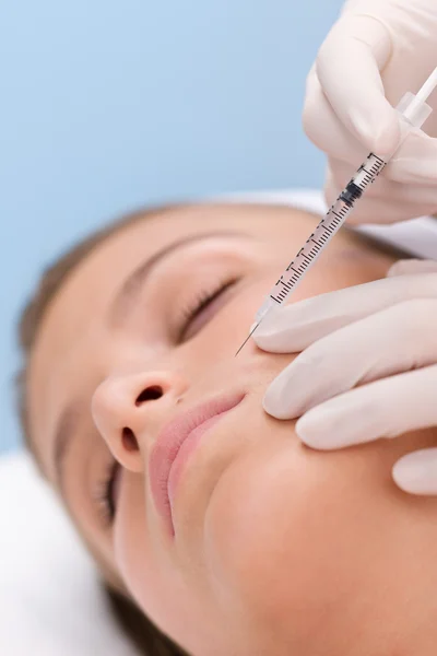 Kadın Kozmetik Ilaç Tedavisi Botox Enjeksiyonu Yakın Çekim Portre Alma — Stok fotoğraf
