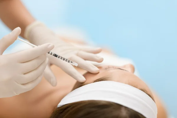 Botox injectie - vrouw in cosmetische geneeskunde behandeling — Stockfoto