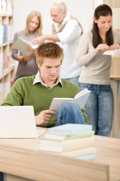 Middelbare School Bibliotheek Student Met Boek Laptop Aan Het Bureau — Stockfoto