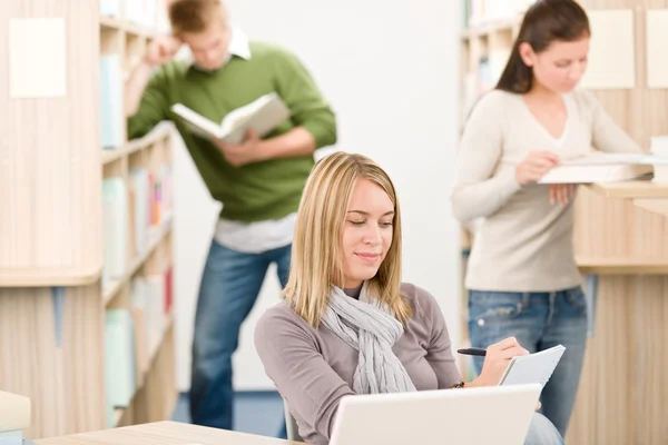 Biblioteca Delle Scuole Superiori Studentessa Con Laptop Libro — Foto Stock