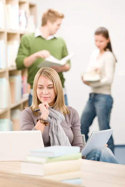 Biblioteca do ensino médio - estudante atencioso com laptop — Fotografia de Stock