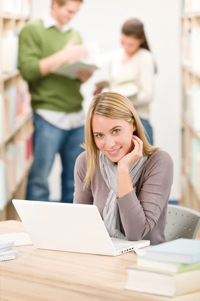 Biblioteca do ensino médio - estudante feliz com laptop — Fotografia de Stock