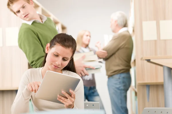 Tablet-Computer mit Touchscreen - Schüler in der Bibliothek — Stockfoto