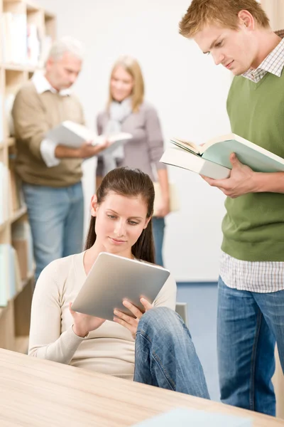 Tableta de pantalla táctil - estudiantes en la biblioteca — Foto de Stock