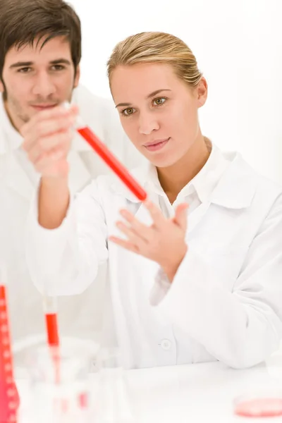 科学家在实验室 流感病毒试管与红色液体 — 图库照片