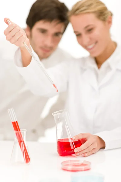 Cientistas em laboratório - tubo de ensaio do vírus da gripe — Fotografia de Stock