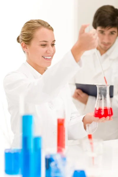 Wetenschappers in laboratorium - test vaccinatie — Stockfoto