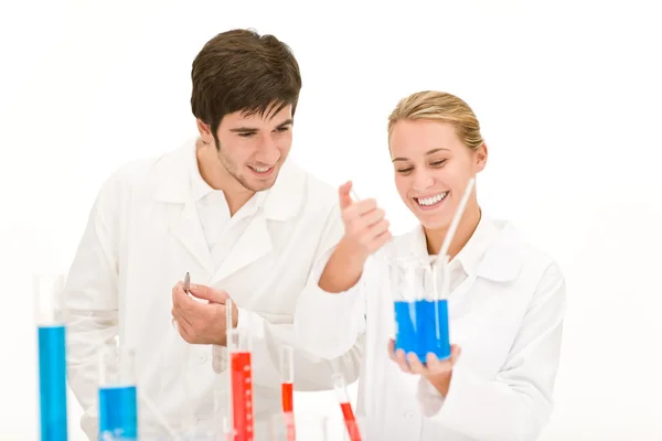 科学家在实验室中的测试化学品测试病毒疫苗接种 — 图库照片