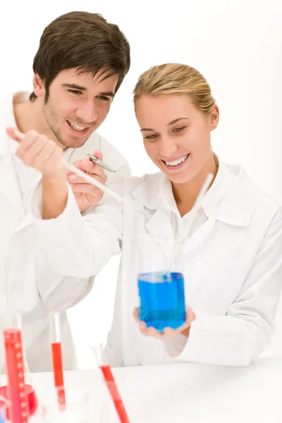 Wetenschappers in laboratorium teststoffen — Stockfoto