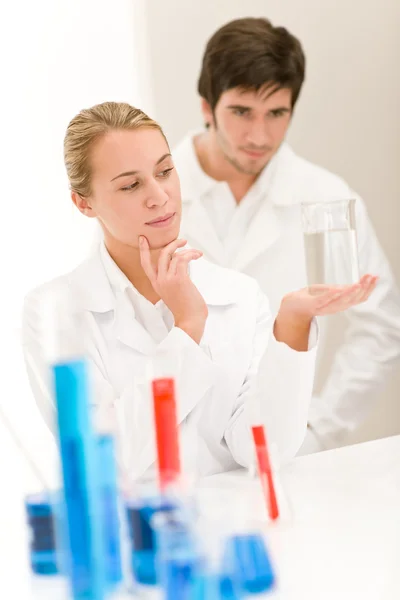Cientistas em produtos químicos de laboratório — Fotografia de Stock