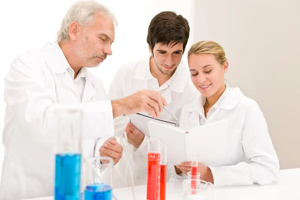 Experiência de química - cientistas em laboratório — Fotografia de Stock