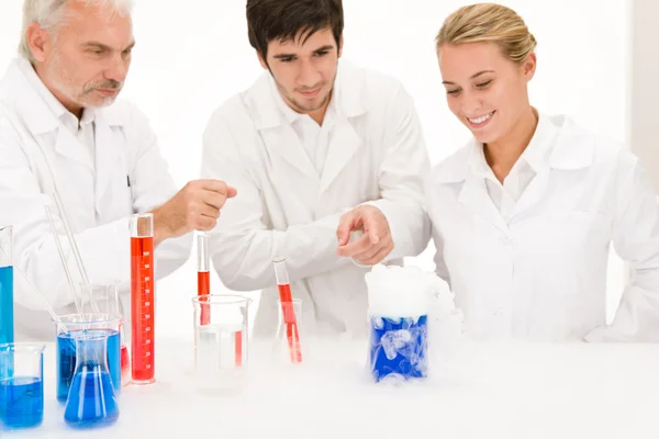 Kémia kísérlet - a tudósok a laboratóriumi — Stock Fotó