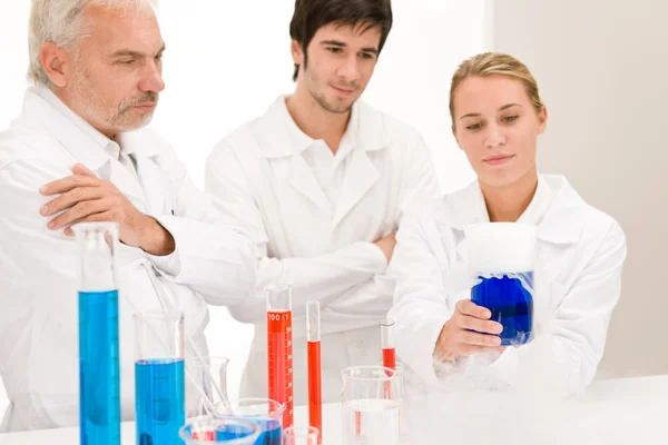 Kémia Kísérlet Tudósok Laboratóriumi Vizsgálatot Influenza Vírus Elleni Védőoltást — Stock Fotó