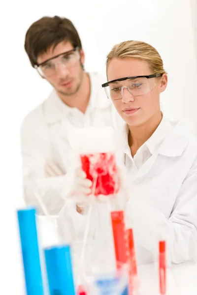 Πείραμα Χημείας Επιστήμονες Στο Εργαστήριο Φορούν Προστατευτικά Γυαλιά — Φωτογραφία Αρχείου