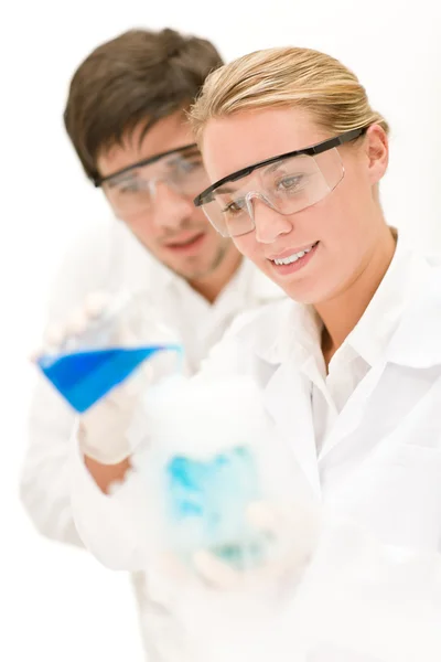 Химический эксперимент - ученые в лаборатории — стоковое фото