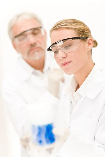 Experiência Química Cientistas Laboratório Usar Óculos Proteção — Fotografia de Stock