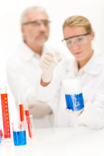 Sperimentazione chimica - scienziati in laboratorio — Foto Stock