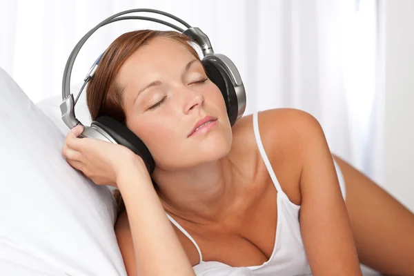 Jonge Vrouw Wit Met Koptelefoon Luisteren Naar Muziek Slaapkamer — Stockfoto