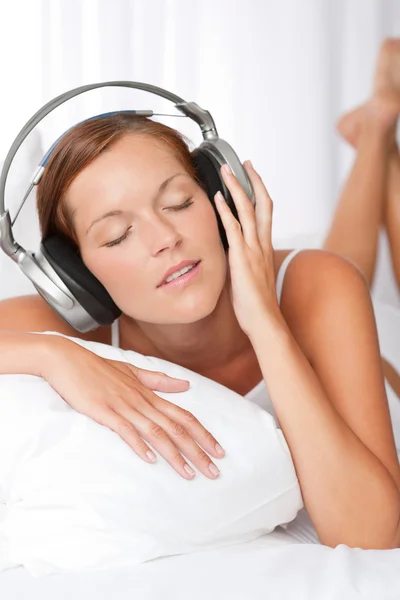 Młoda Kobieta Bieli Słuchawki Słuchać Muzyki Sypialni — Zdjęcie stockowe