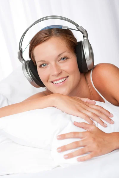 Jovem mulher em branco com fones de ouvido — Fotografia de Stock