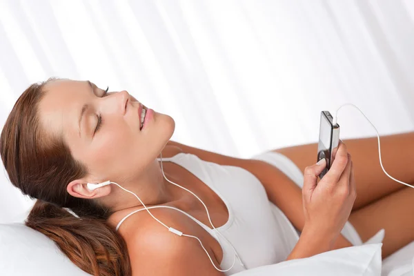 Young Woman Ear Buds White Holding Mp3 Player — Stock Photo, Image