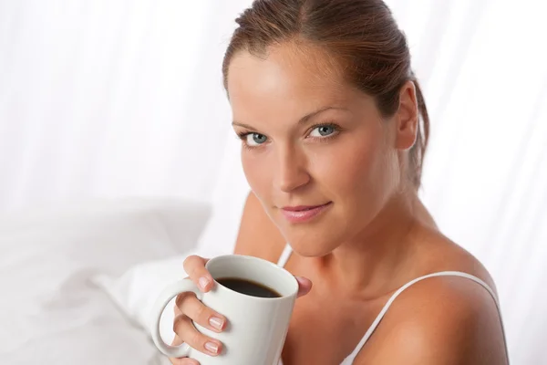 Красивая Молодая Женщина Держит Белый Чашку Кофе Дома — стоковое фото