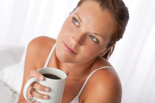 コーヒーの家の白のカップを保持している美しい若い女性 — ストック写真