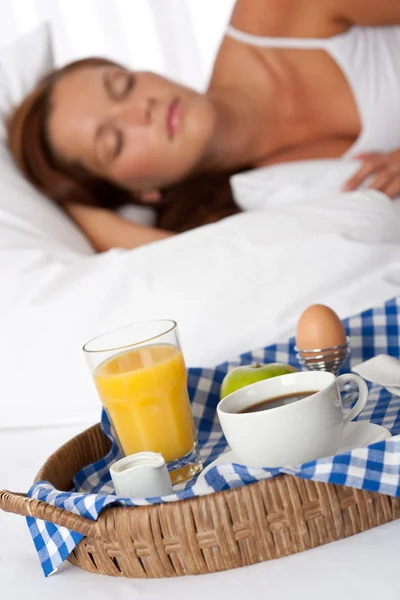 Ung Kvinna Med Hem Gjorde Frukost Sängen Sova — Stockfoto