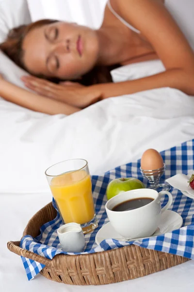 Ung kvinna hem gjorde frukost — Stockfoto