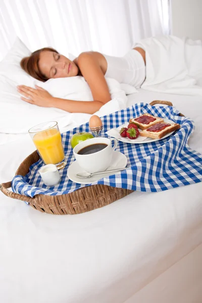 Jonge Vrouw Thuis Gemaakt Ontbijten Bed Slapen — Stockfoto