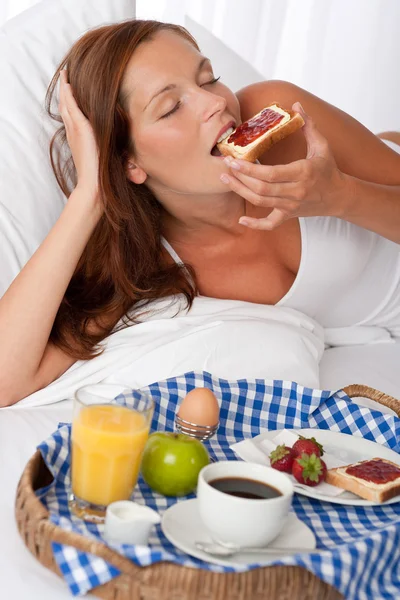 Mladá žena s domácí snídani — Stock fotografie