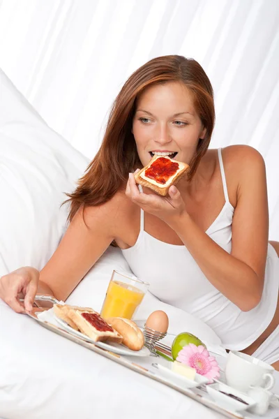 Mladá Žena Snídaní Luxusním Hotelovém Pokoji — Stock fotografie