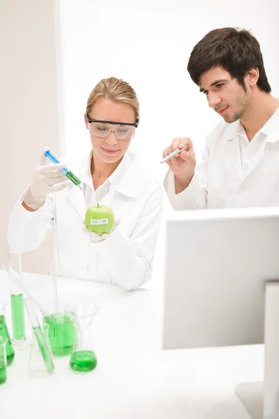 Genetische engineering - wetenschappers in laboratorium — Stockfoto