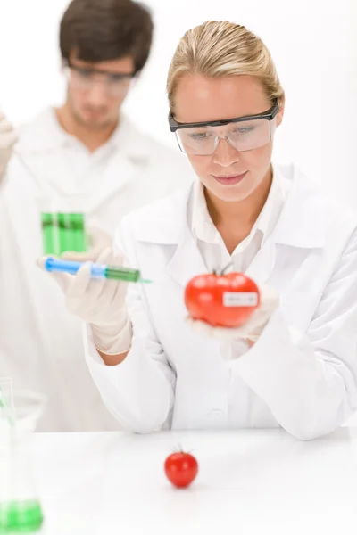 Engenharia genética - cientistas em laboratório — Fotografia de Stock