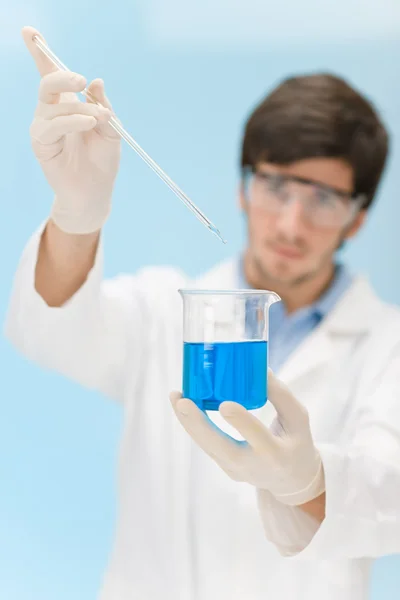 Хімічний Експеримент Вчений Лабораторії Носить Захисні Окуляри — стокове фото