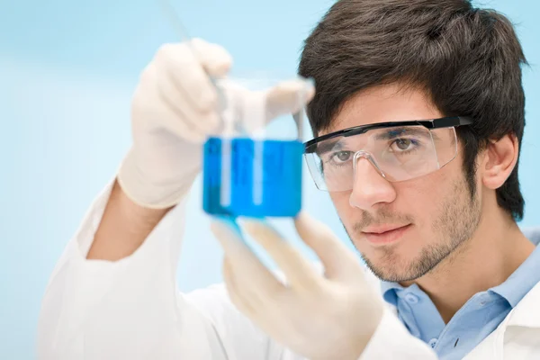 Kémia Kísérlet Tudós Laboratóriumban Viseljen Védő Szemüveg — Stock Fotó