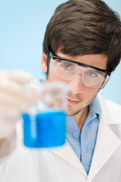 Chemie experiment - wetenschapper in laboratorium — Stockfoto