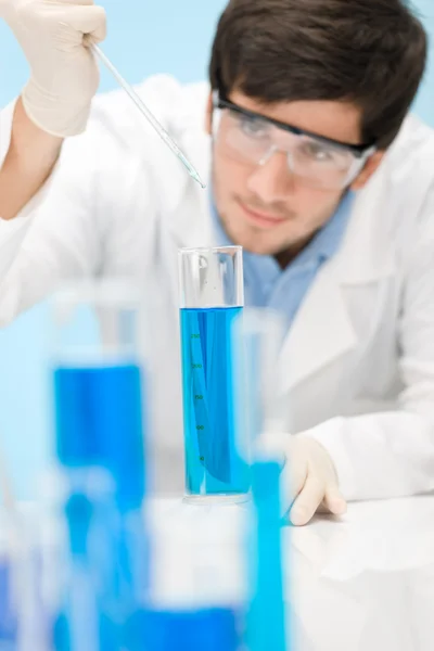 Химический эксперимент - ученый в лаборатории — стоковое фото