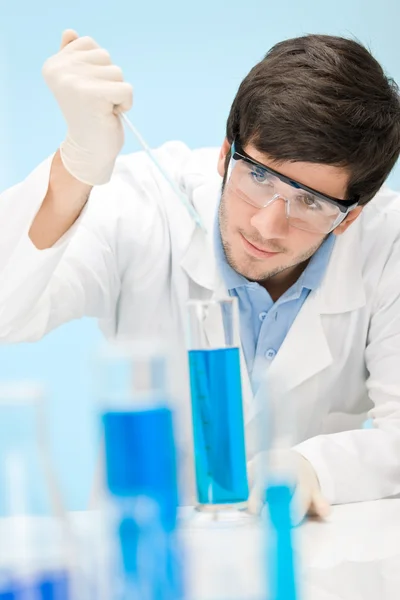化学实验 科学家在实验室里穿戴防护眼镜 — 图库照片