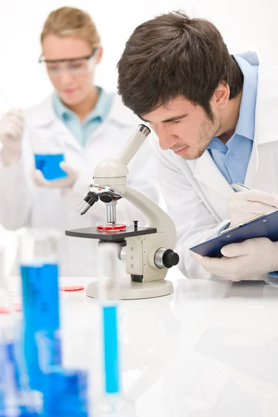 Expérience Virus Grippe Scientifique Laboratoire Avec Microscope Porter Des Lunettes — Photo